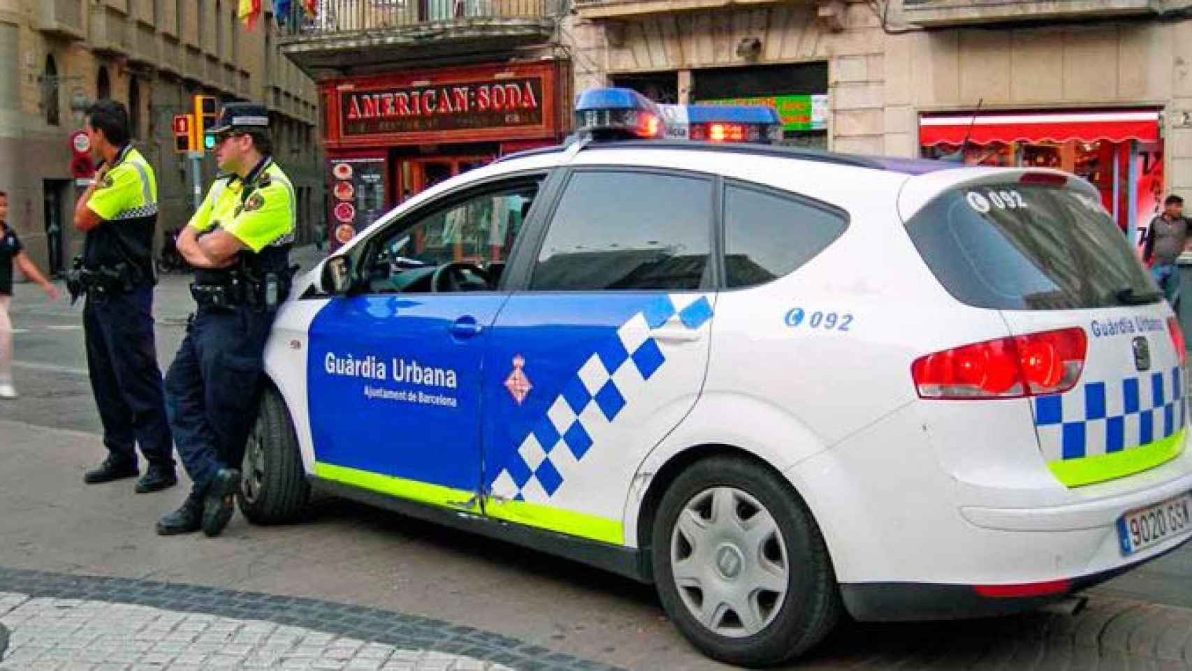 Dos agentes de la Guardia Urbana vigilando una calle de Barcelona, en una imagen de archivo / CG
