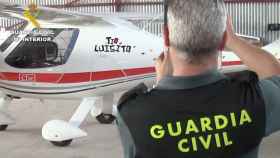 Un agente de la Guardia Civil ante una aeronave del Equipo Pegaso de control de drones / GUARDIA CIVIL