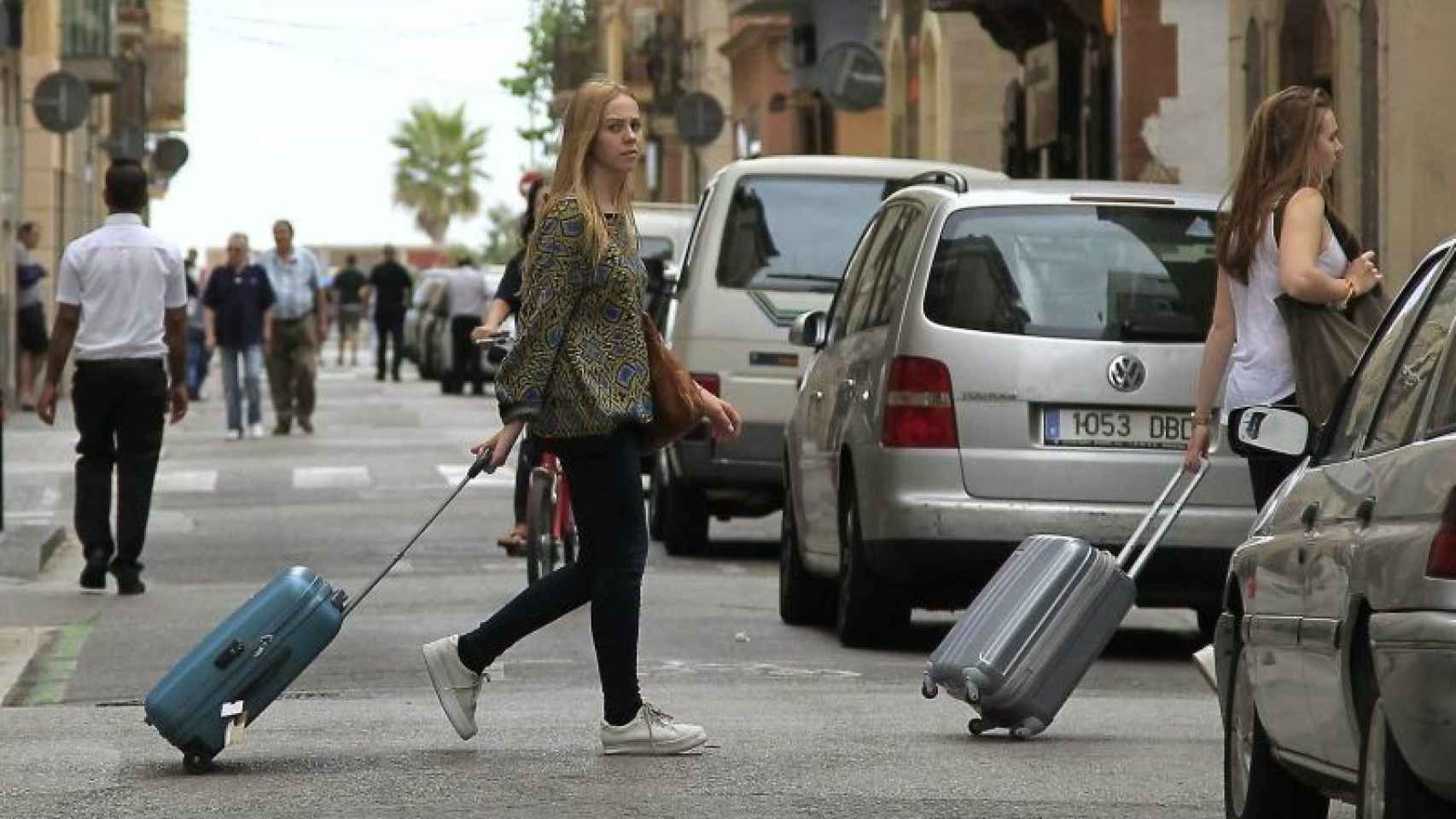 Dos turistas llegan a la Barceloneta / EFE