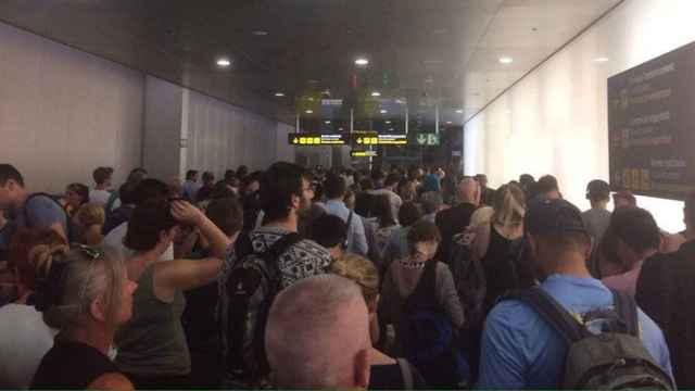 Colas en el aeropuerto de El Prat / Twitter @annabelmia