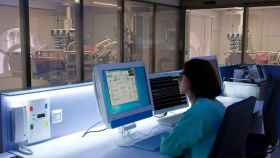 Una profesional del Hospital Clínic Barcelona examinando la pantalla de aparataje médico / CG