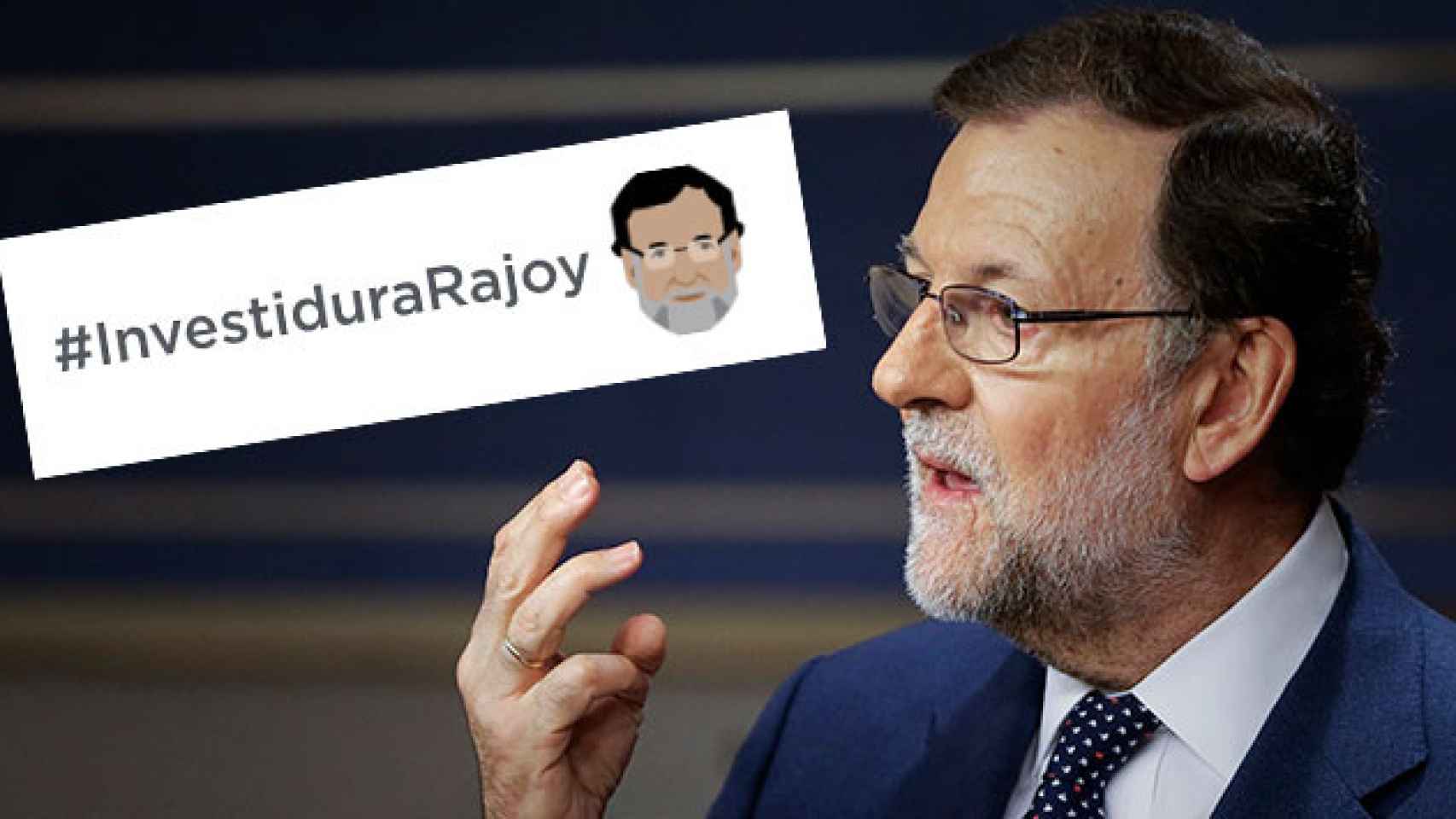 El presidente en funciones, Mariano Rajoy, y el 'hashtag' junto al 'emoji' que ha creado Twitter para seguir el debate. / CG