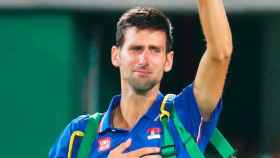 Novak Djokovic sale llorando de la pista de Rio al ser eliminado en primera ronda.