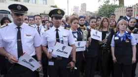Los trabajadores de la aerolínea participan en una vigilia por las víctimas del vuelo MS804 de EgyptAir en la Ópera de El Cairo, Egipto.