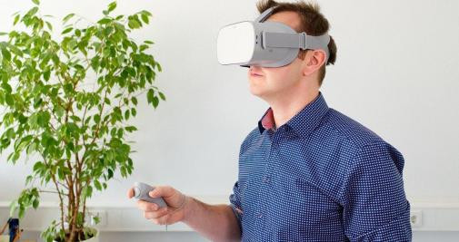 Persona con gafas de realidad virtual / Dlohner - PIXABAY