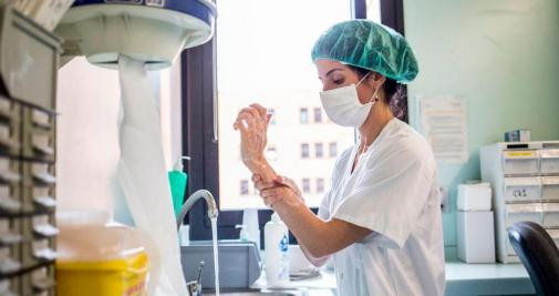 Una enfermera se limpia las manos para eliminar los posibles restos del coronavirus / COIB