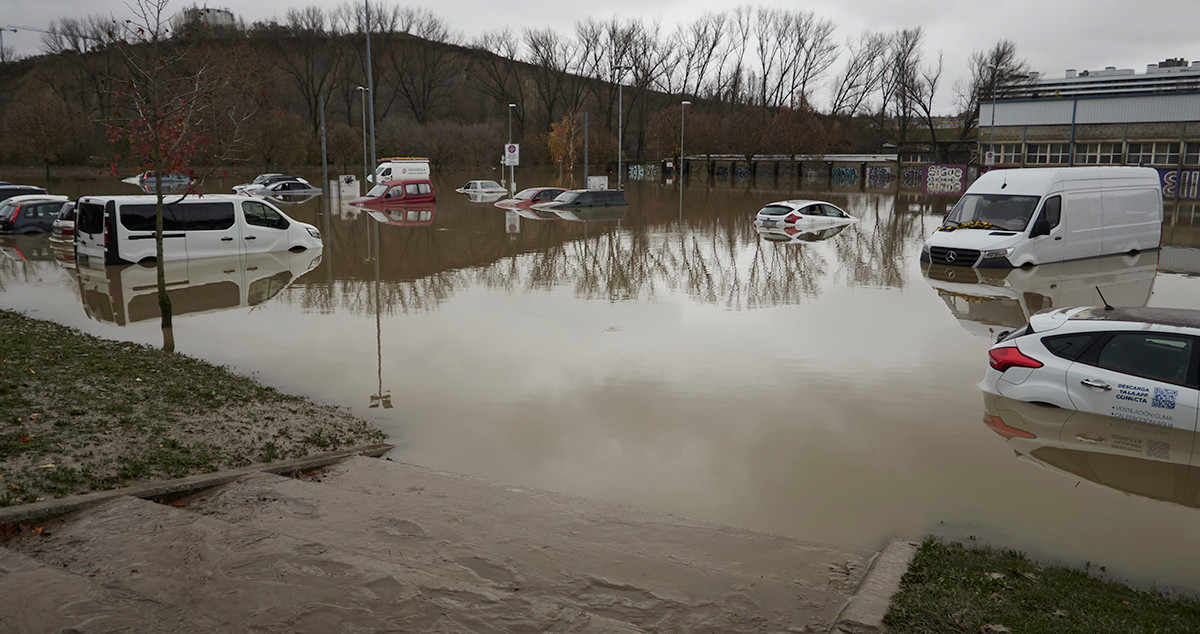 Varios coches con agua hasta la mitad de su altura, tras la crecida del río Arga, a 11 de diciembre de 2021, en Burlada, Navarra / EUROPA PRESS