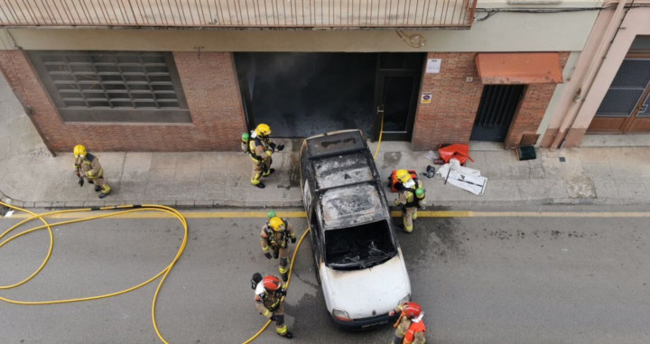 Bomberos sofocan el incendio de un coche en un garaje de Olot / BOMBERS