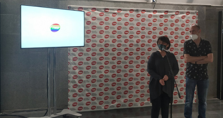 La concejal del Ayuntamiento de Barcelona, Rosa Alarcón, y el presidente del OCH, Eugeni Rodríguez, presentan el protocolo contra la LGTBI en el metro / OCH