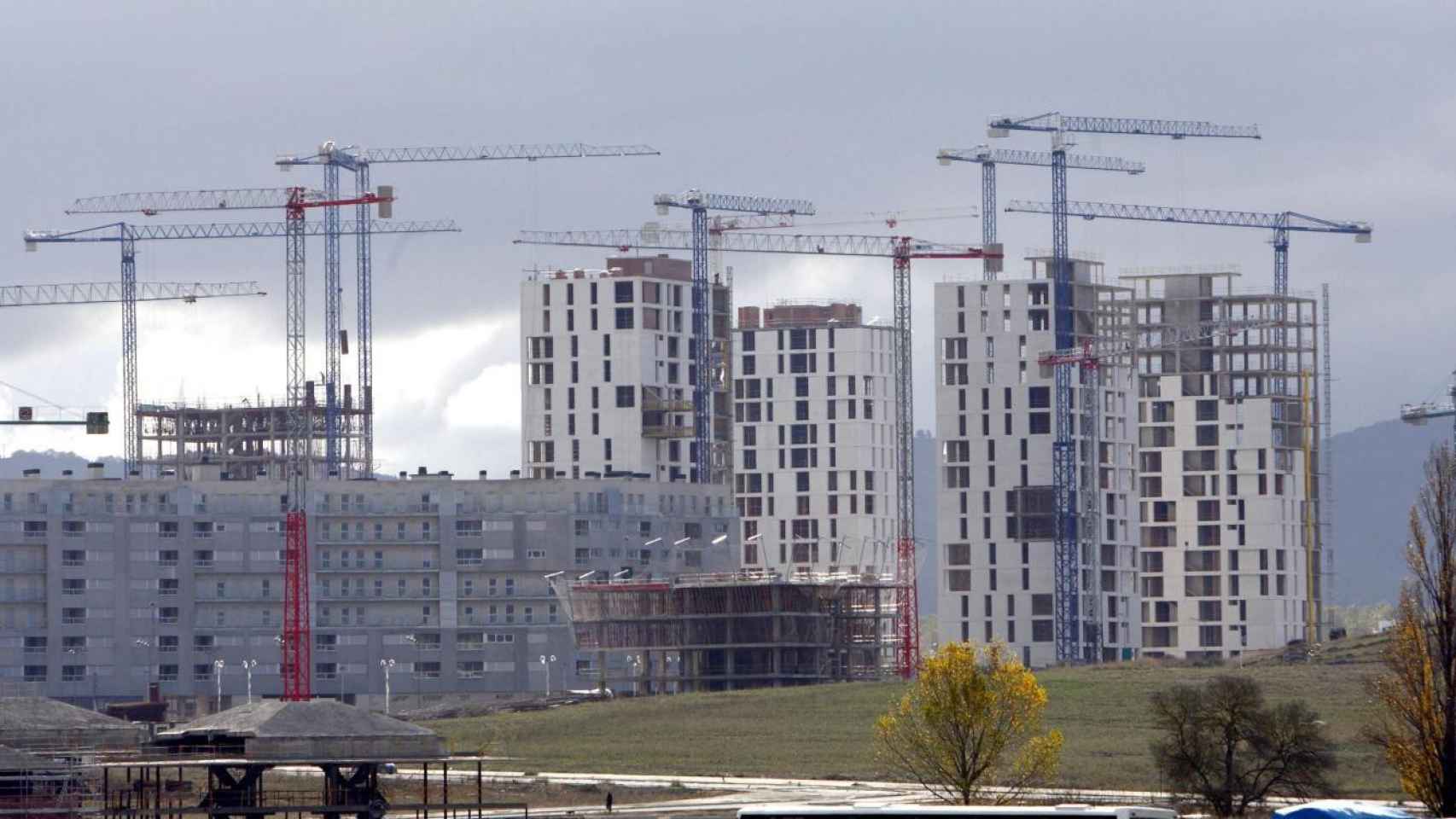 La construcción de viviendas se aviva mientras las hipotecas se hunden / EFE