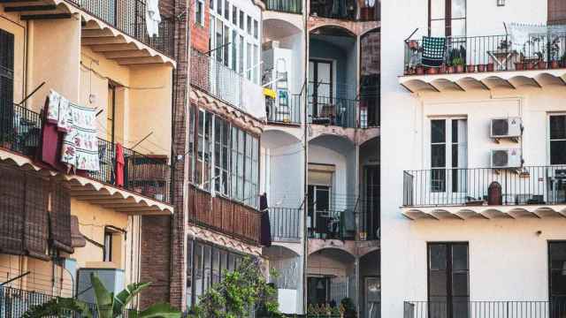 Imagen de balcones de un bloque de viviendas en Barcelona / @SomLlars