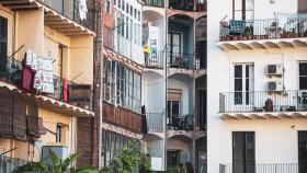 Imagen de balcones de un bloque de viviendas en Barcelona / @SomLlars