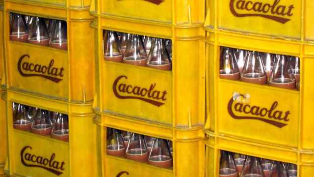 Cajas con botellas de Cacaolat / EP