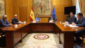 Los ministros de Trabajo y Seguridad Social del Gobierno, Yolanda Díaz y José Luis Escrivá junto a los representantes / EP