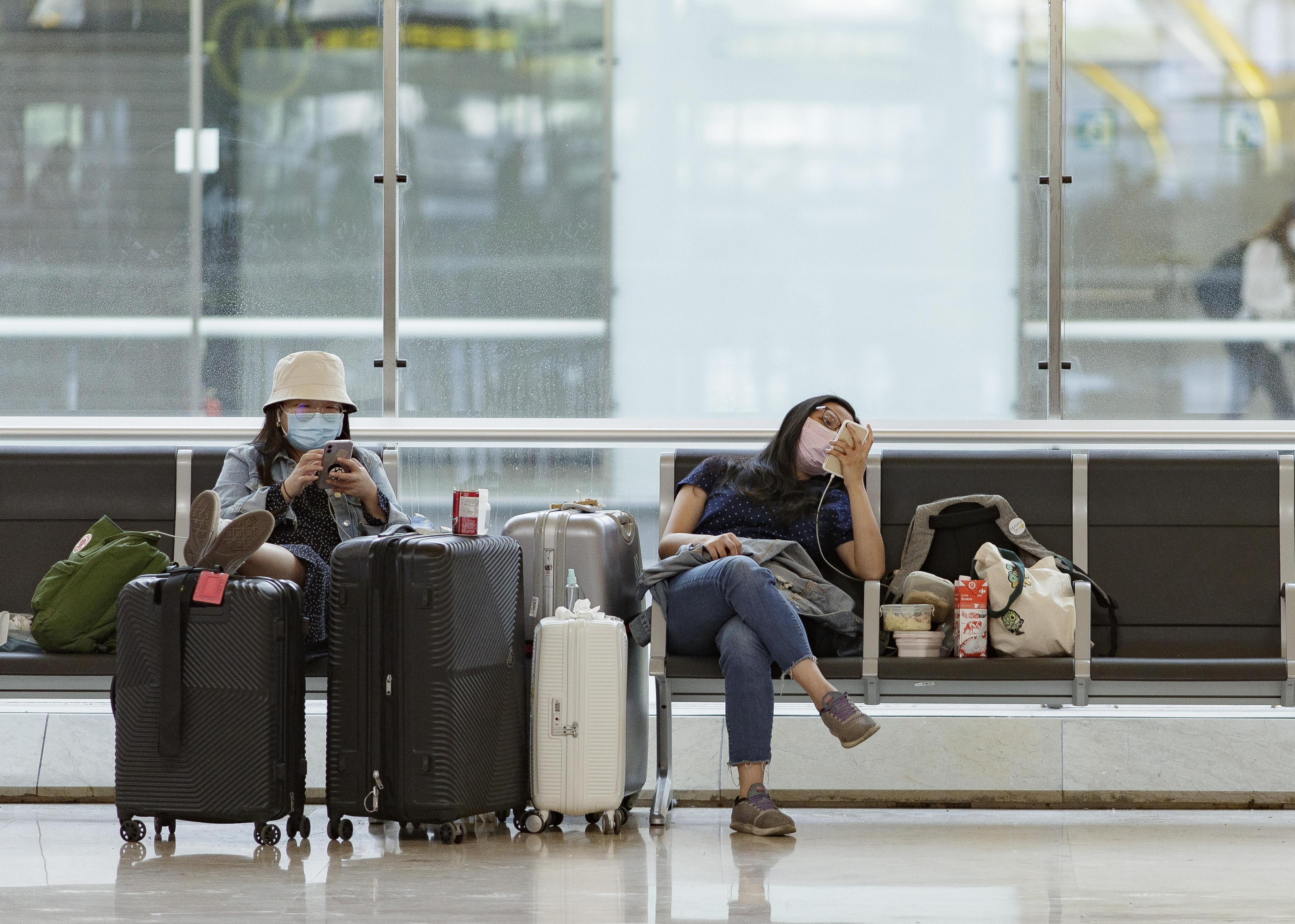 Dos pasajeros en el aeropuerto antes de coger sus vuelos / EUROPA PRESSS