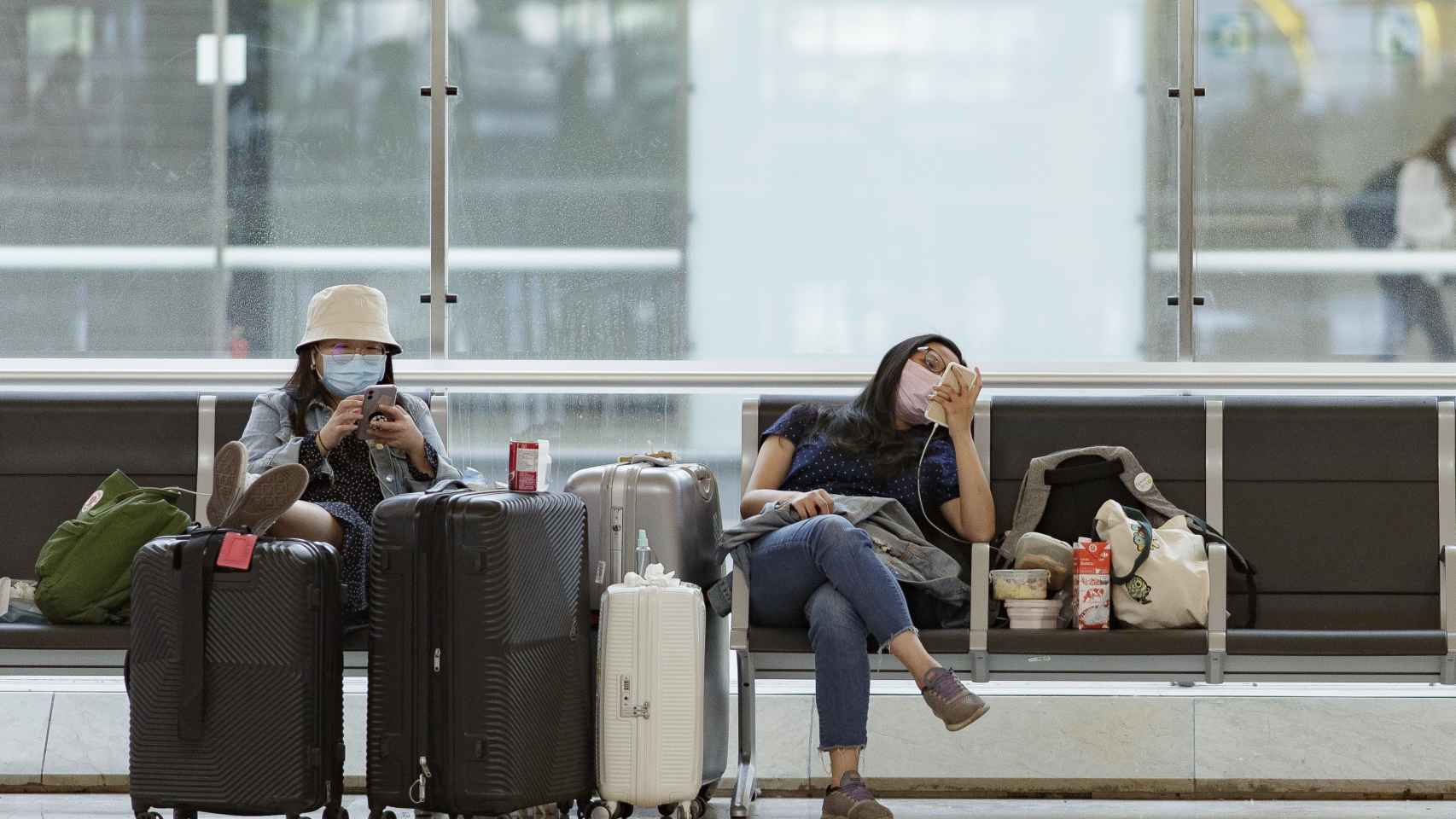 Dos pasajeros en el aeropuerto antes de coger sus vuelos / EUROPA PRESSS