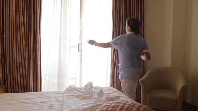 Una camarera de piso (una de las kellys) arregla la habitación de un hotel / CCOO