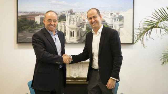 Pablo Juantegui, presidente de Telepizza y Enrique Ramírez, Global Chief Growth Officer de Pizza Hut se dan la mano