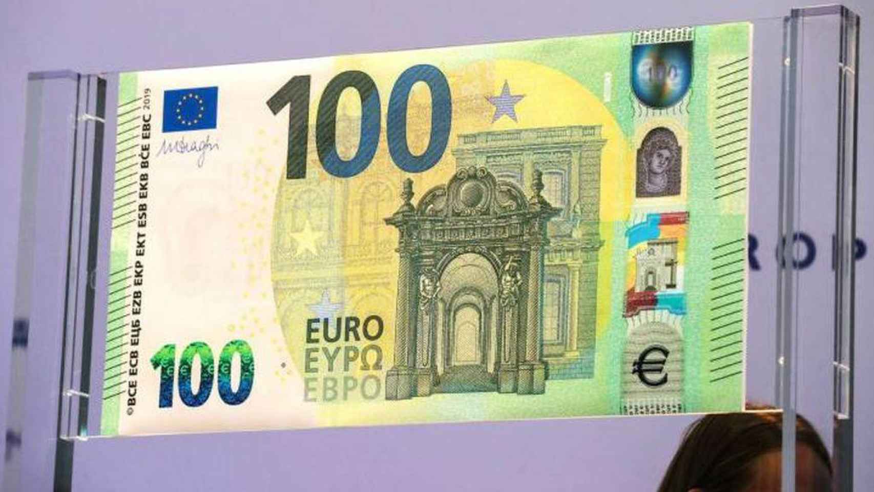Uno de los nuevos billetes de 100 euros, que presentó el Banco Central Europeo (BCE) / EFE