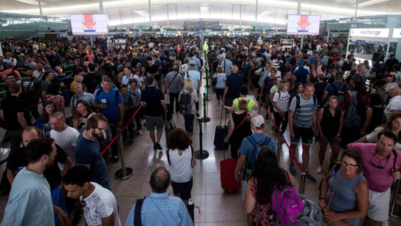 Colas en el control de pasajeros de El Prat por la huelga parcial de los vigilantes de los filtros de seguridad / EFE