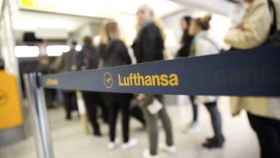 Pasajeros hacen cola en un mostrador de Lufthansa / EFE