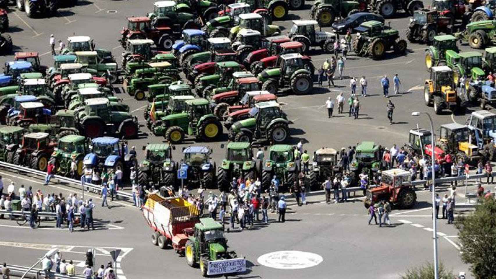Concentración de tractores en Santiago de Compostela en una protesta contra los bajos precios de la leche