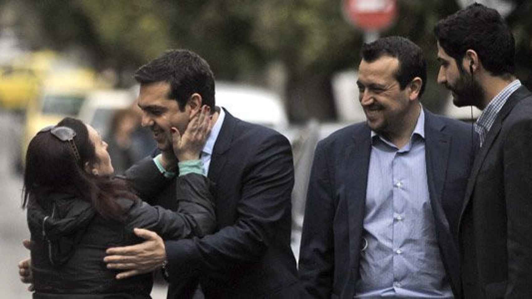 El primer ministro heleno, Alexis Tsipras (segundo por la izquierda), recibe el abrazo de una ciudadana en una imagen de archivo