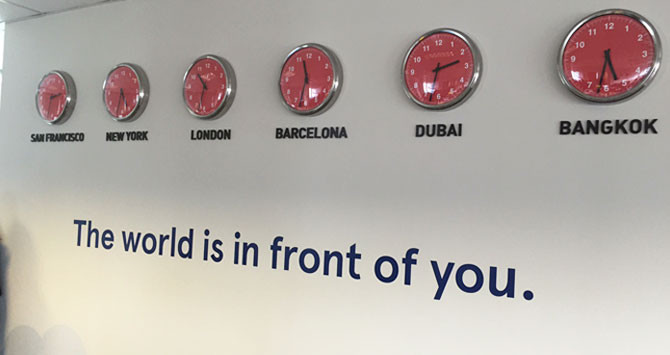 Relojes con las horas del mundo en la sede corporativa de Norwegian en Barcelona / CG