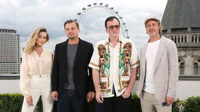 La actriz Margot Robbie y los actores Leonardo DiCaprio y Brad Pitt posan durante la promoción de 'Érase una vez en Hollywood', película de Quentin Tarantino (2d) / EP