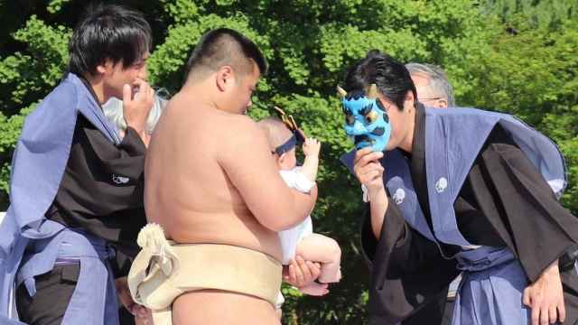 Uno de los concursos más extraños: hacer llorar a niños vestidos de sumo / Brinacor EN CREATIVE COMMONS