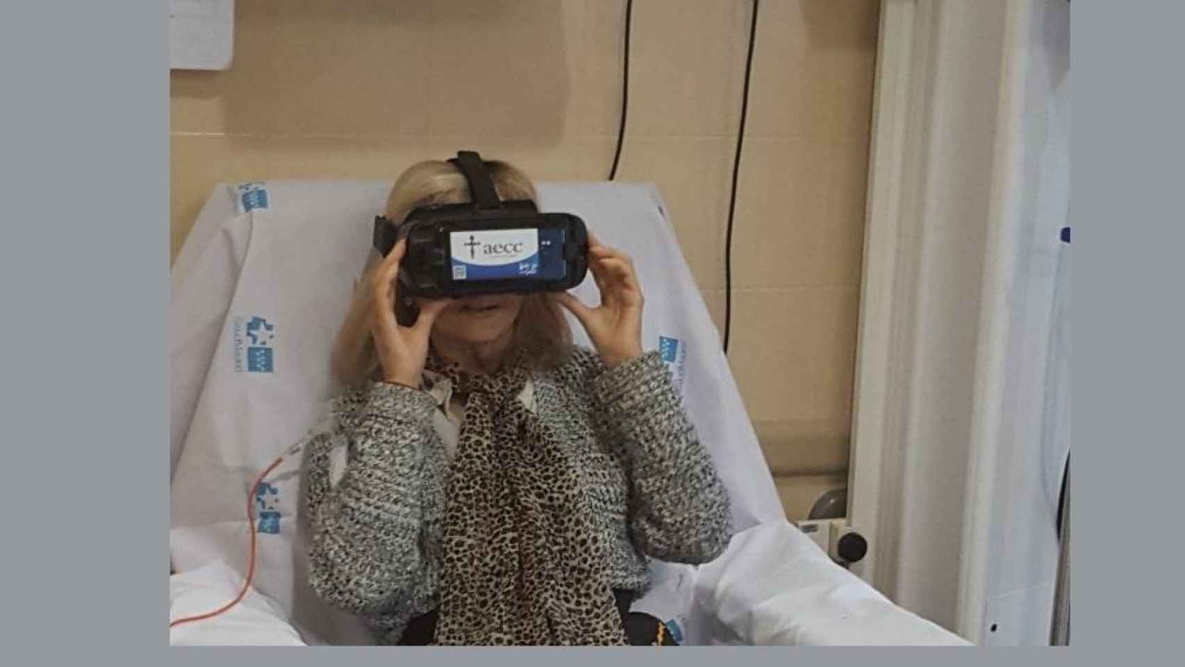 Paciente utilizando unas gafas de realidad virtual en una sesión de quimioterapia / AECC