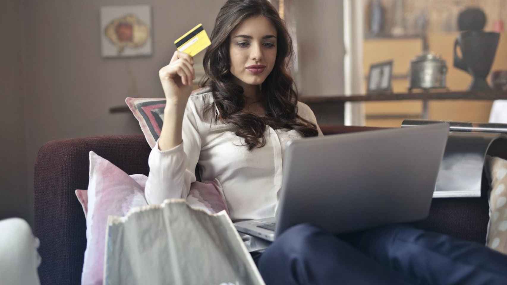 Una mujer comprando por internet