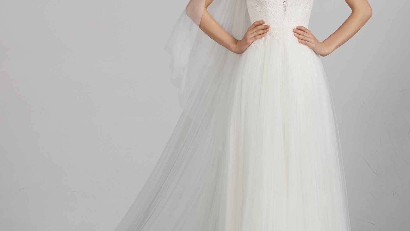 Vestido de novia con diseño de encaje y transparencias / PRONOVIAS