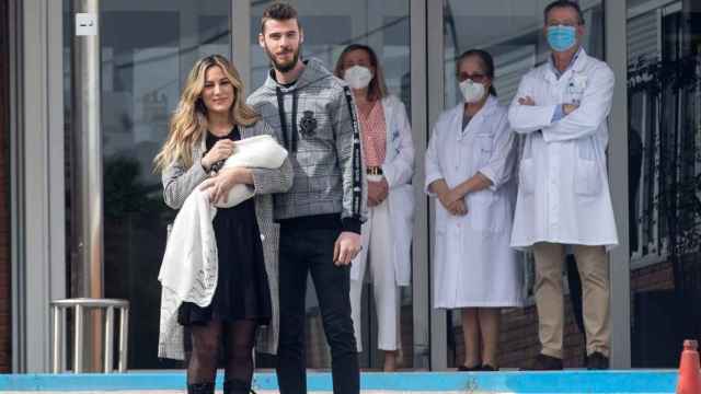 Edurne y David de Gea posan con su pequeña en brazos a las puertas del hospital /EP