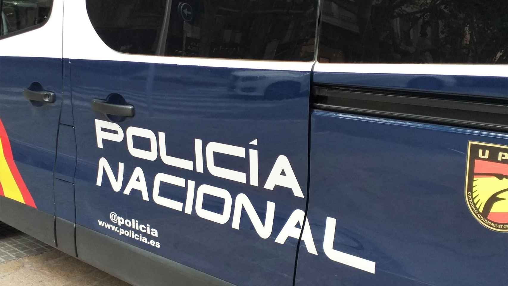 El furgón de la Policía Nacional en el que trasladaron el cuerpo del anciano / EP