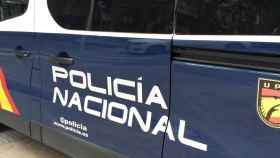 El furgón de la Policía Nacional en el que trasladaron el cuerpo del anciano / EP