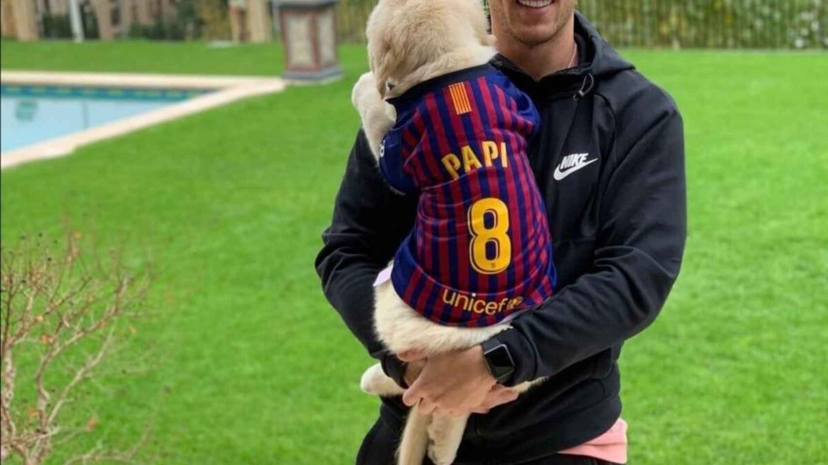 Artur Melo con su mascota en la casa de Barcelona donde residía