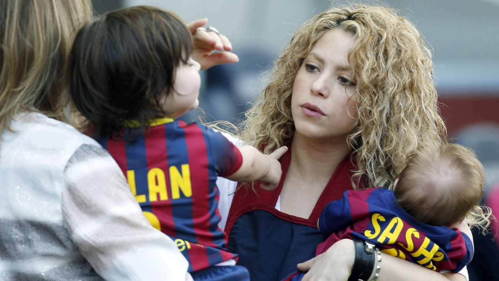 Shakira con sus dos hijos en brazos EFE