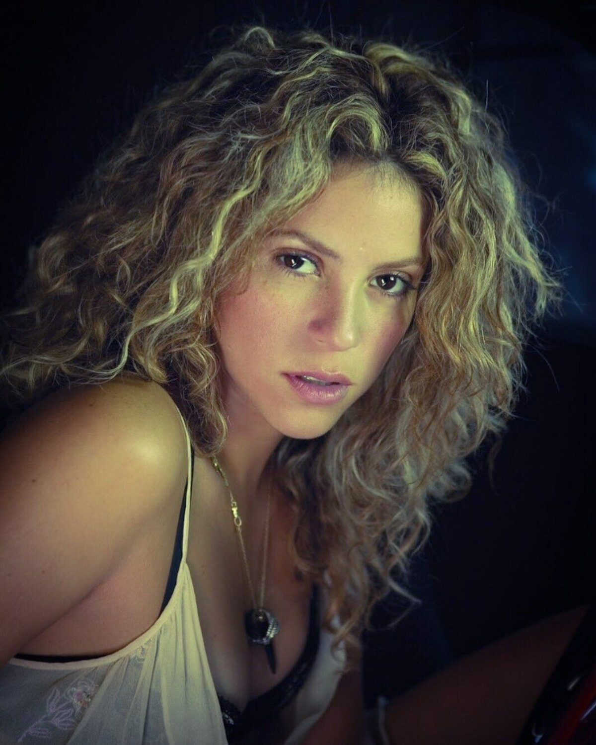Shakira en la portada de su videoclip Don't Bother