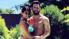 Leo Messi y Antonella Roccuzzo en la piscina / INSTAGRAM