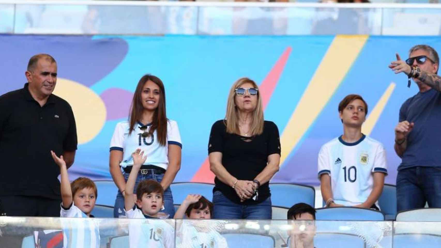 Los Messi en el palco de Maracana viendo a su padre, Leo / Twitter