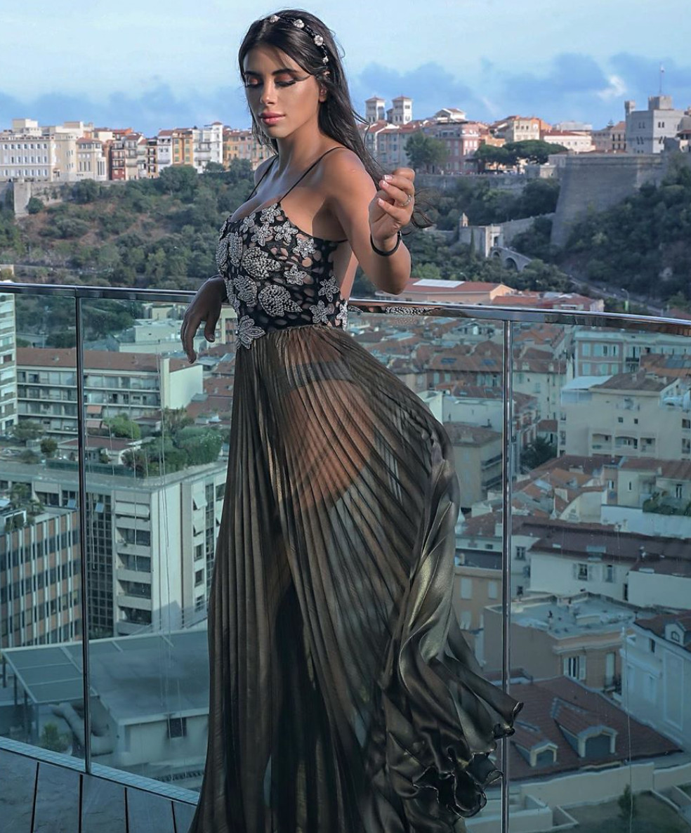 Daniella Semaan en el balcón de su casa con un vestido de transparencias