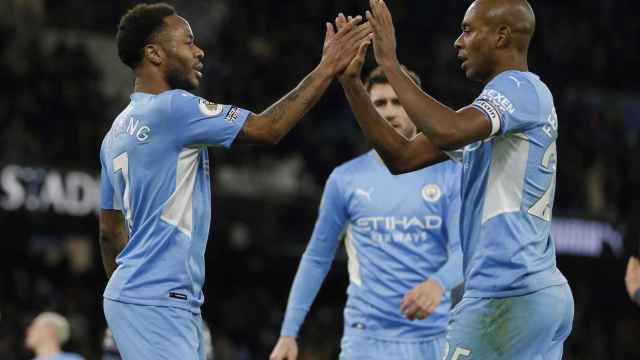 Los jugadores del Manchester City celebran uno de los dos goles de Sterling en la goleada al Leicester / EFE