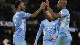 Los jugadores del Manchester City celebran uno de los dos goles de Sterling en la goleada al Leicester / EFE