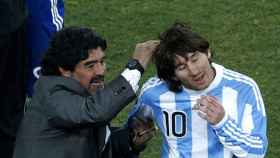 Messi y Maradona durante un partido con Argentina / Twitter