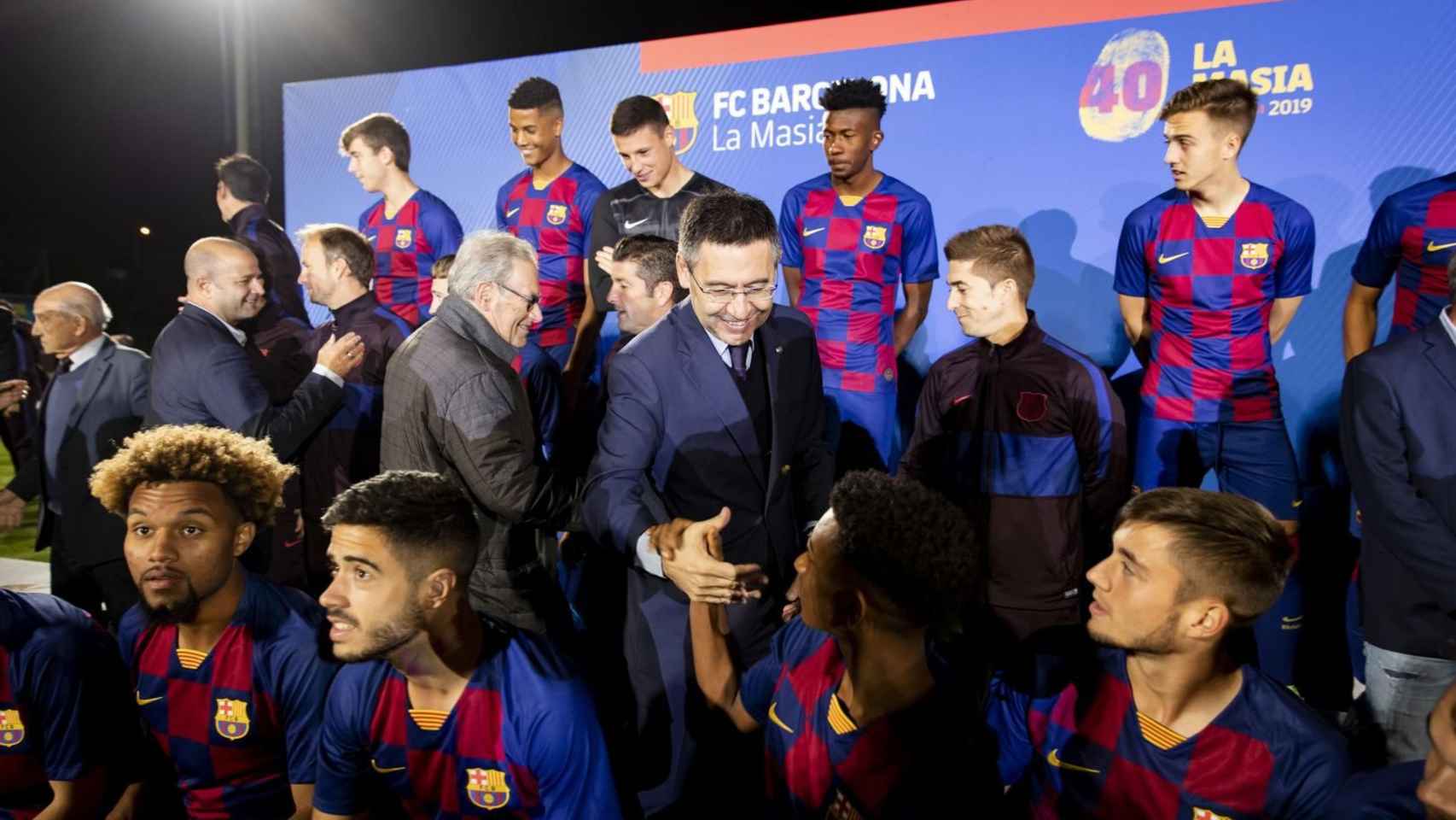 Bartomeu y algunos directivos saludando a los jóvenes de La Masía / FC Barcelona