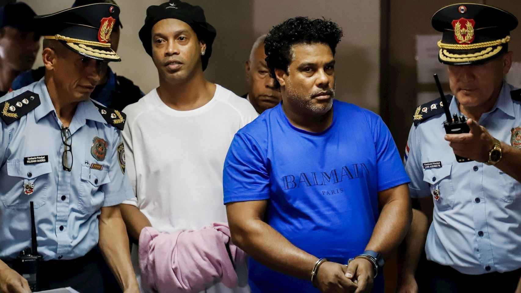 Ronaldinho y su hermano, esposados, comparecen ante el juez / EFE