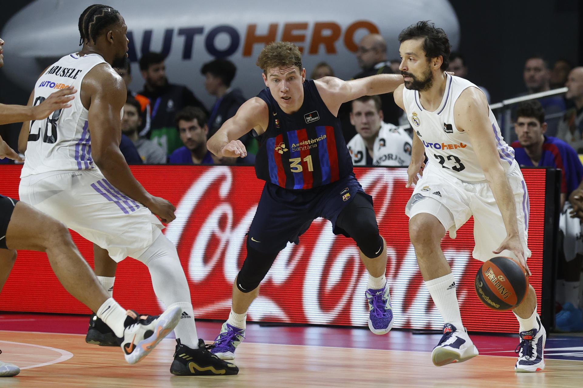 Jokubaitis defiende entre Sergio Llull y Yabusele durante el Madrid-Barça de basket / EFE