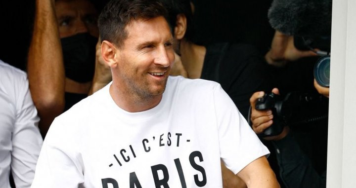 La sonrisa de Messi en su llegada a París / Redes