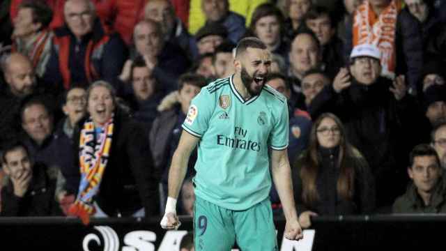 Karim Benzema celebra su gol con el Madrid contra el Valencia / EFE